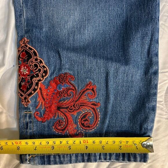 Coral Collection Size 10 Inseam 25 inches Capri with Embroidery - Picture 9 of 12